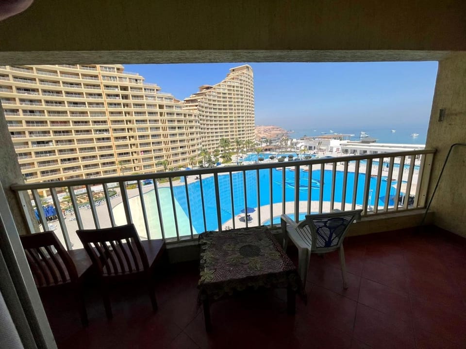 Property building, Patio, Day, Natural landscape, View (from property/room), Balcony/Terrace, City view, Pool view, Sea view, Swimming pool