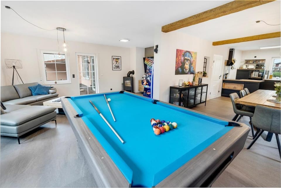 Billiard, Living room, Seating area, Dining area