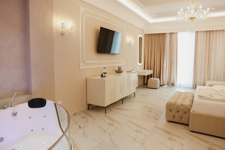 Communal lounge/ TV room, Bed, TV and multimedia, Living room, Photo of the whole room, Seating area, Evening entertainment, Bedroom