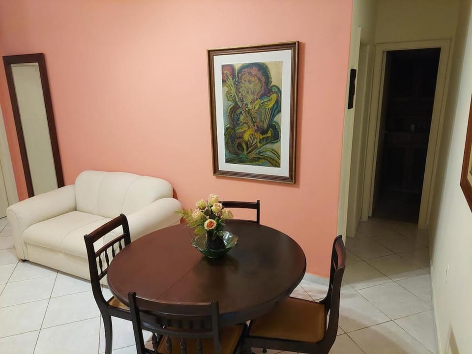 Estadia Aconchegante Apto 2 quartos e sala - Copacabana Posto 4 - Perto do Metrô Apartment in Rio de Janeiro