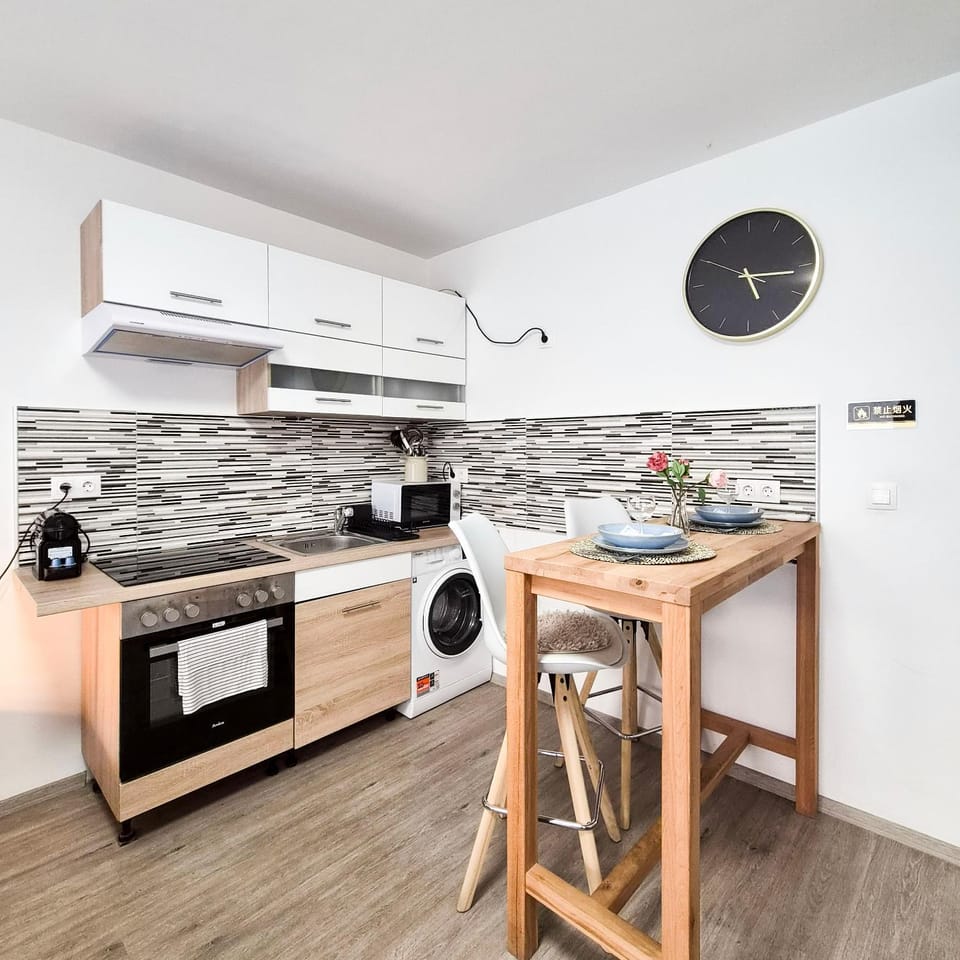 Coffee/tea facilities, Kitchen or kitchenette, Dining area, stove, toaster