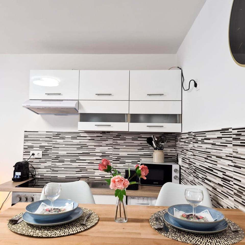 Kitchen or kitchenette, Dining area, stove