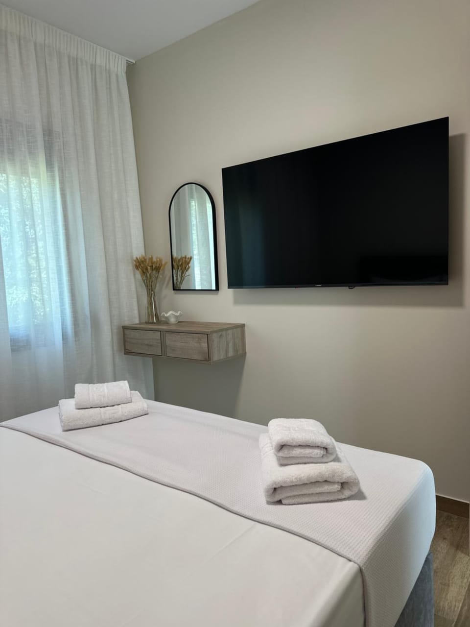 Bed, TV and multimedia, Bedroom, towels