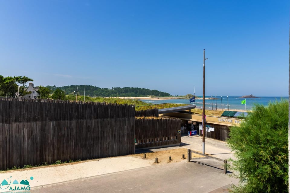 Appartement T1 vue mer à 150 m de la plage | 2 personnes | Réf 118 Apartment in Brittany