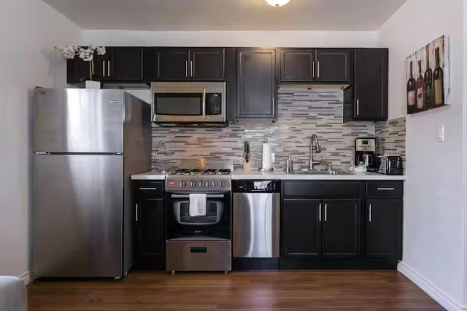 Downtown Apartment with Patio Parking & Modern Kitchen Apartment in Valley Village