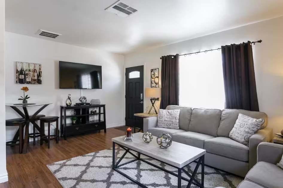 Downtown Apartment with Patio Parking & Modern Kitchen Apartment in Valley Village
