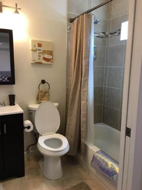 One Bedroom Central to Studios walk to NoHo West Apartment in North Hollywood