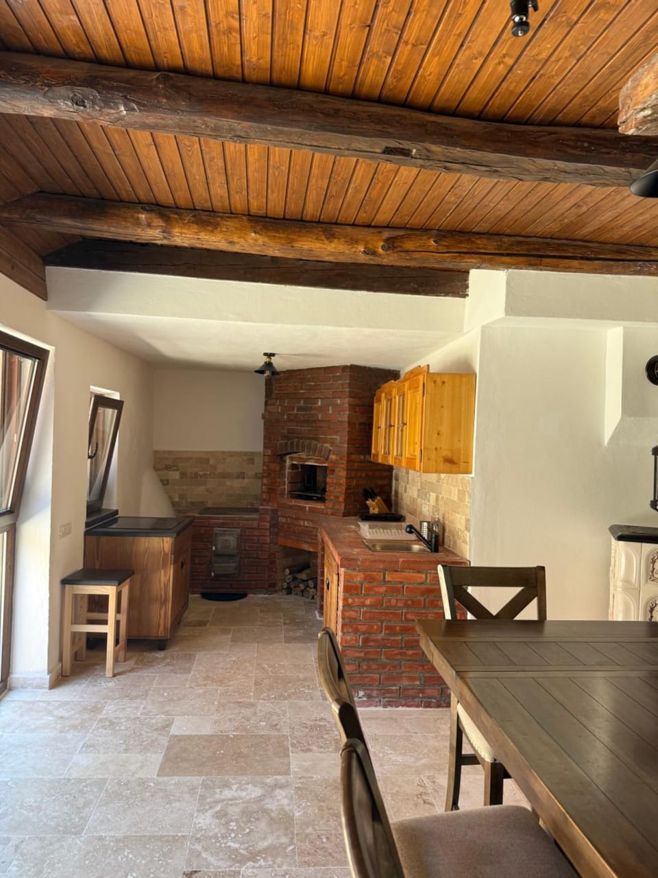 Kitchen or kitchenette, Dining area