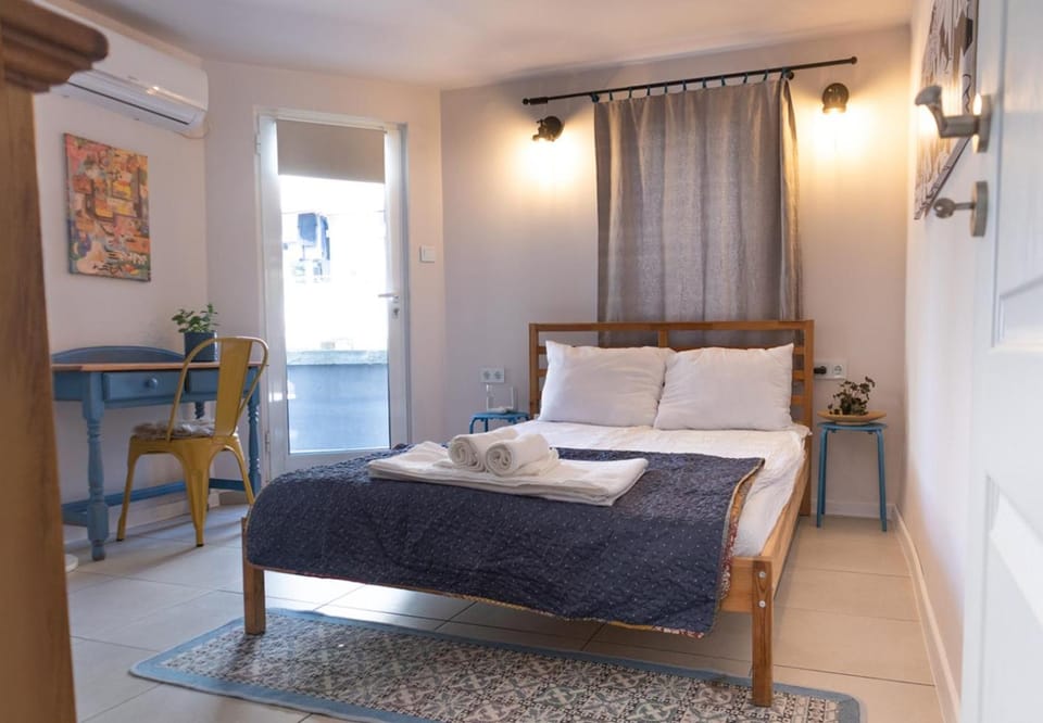 Bed, Photo of the whole room, Bedroom, towels, air conditioner