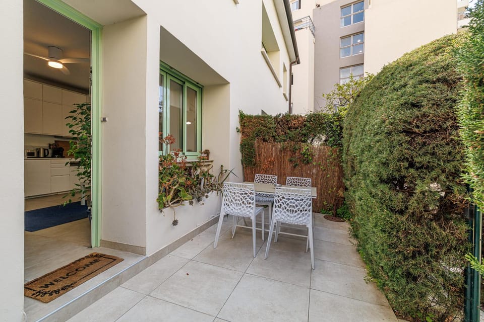 Property building, Patio, Spring, Day, Balcony/Terrace, Dining area, Garden view