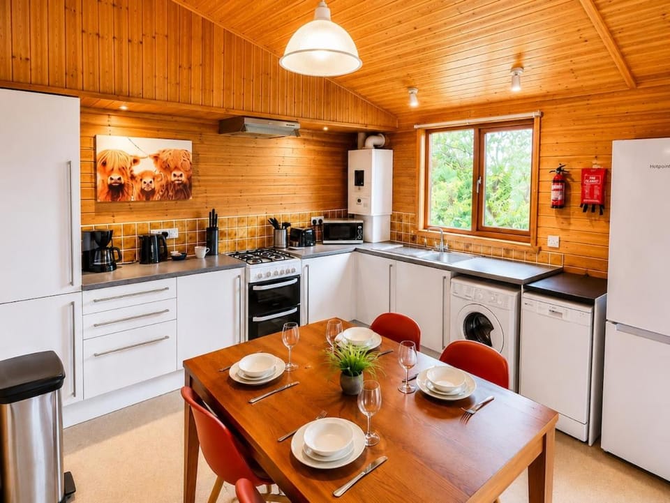 Kitchen or kitchenette, Dining area, dishwasher, oven, pet friendly, stove, toaster, washing machine, kitchen