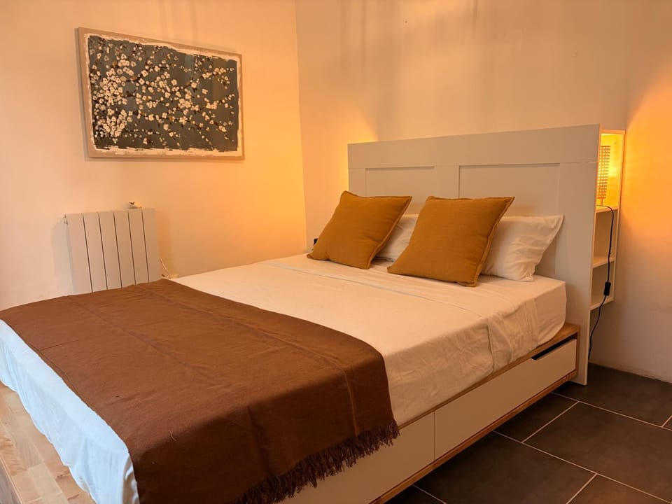 Bed, Photo of the whole room, Bedroom