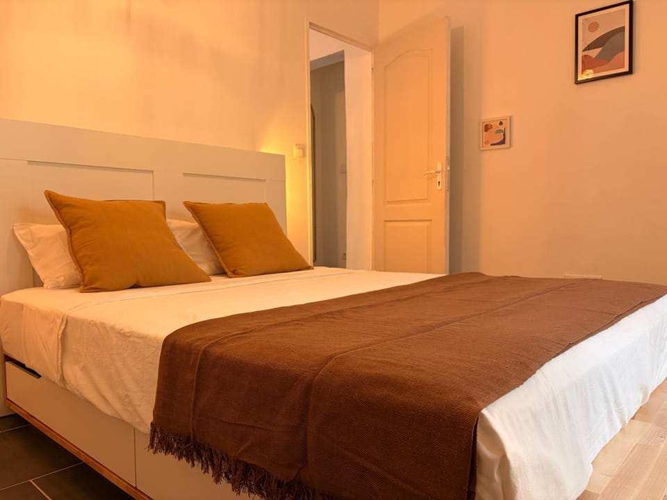 Bed, Photo of the whole room, Bedroom