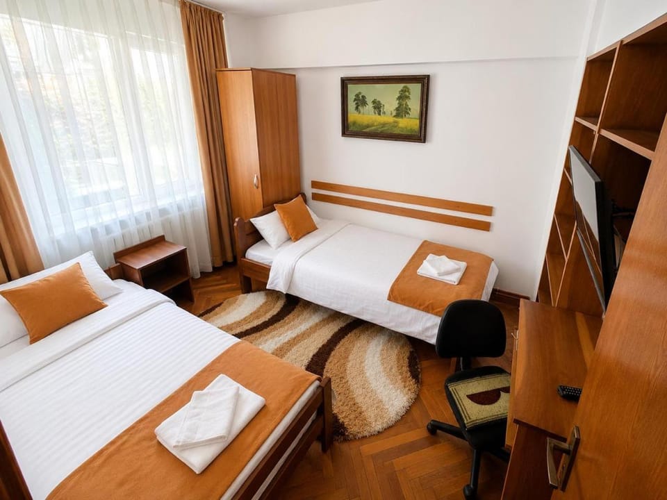 Bed, TV and multimedia, Photo of the whole room, Bedroom, towels