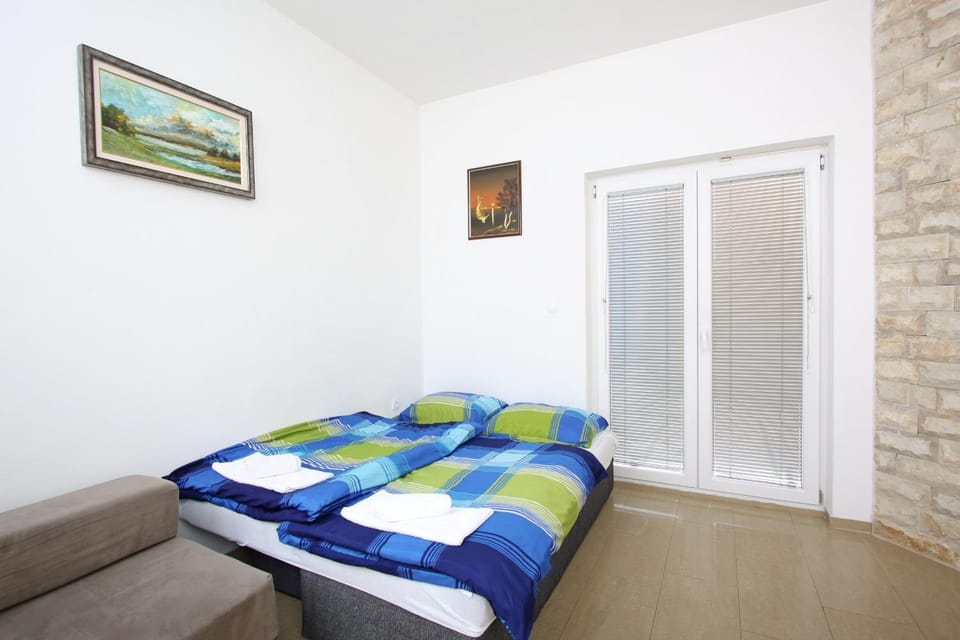Living room, Garden view, Street view