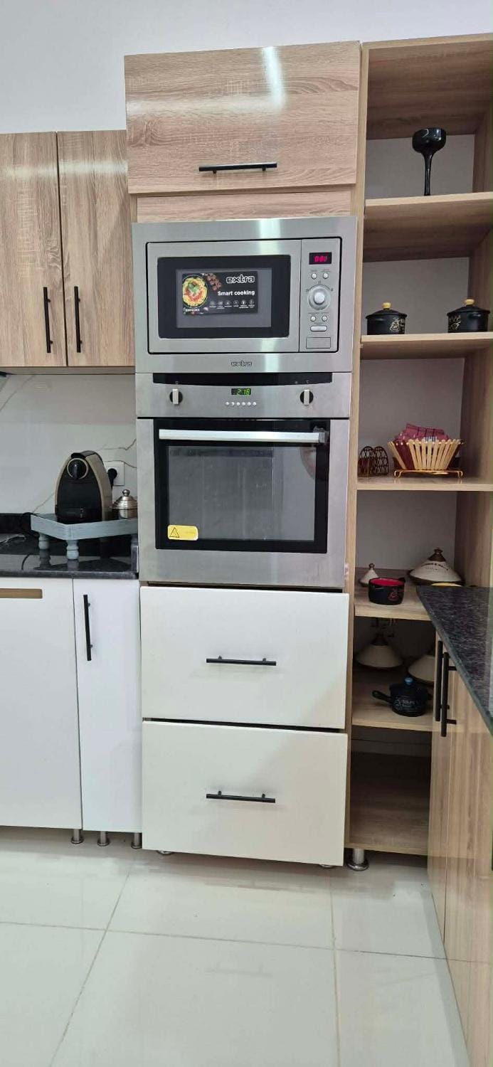 Kitchen or kitchenette, minibar, oven, stove