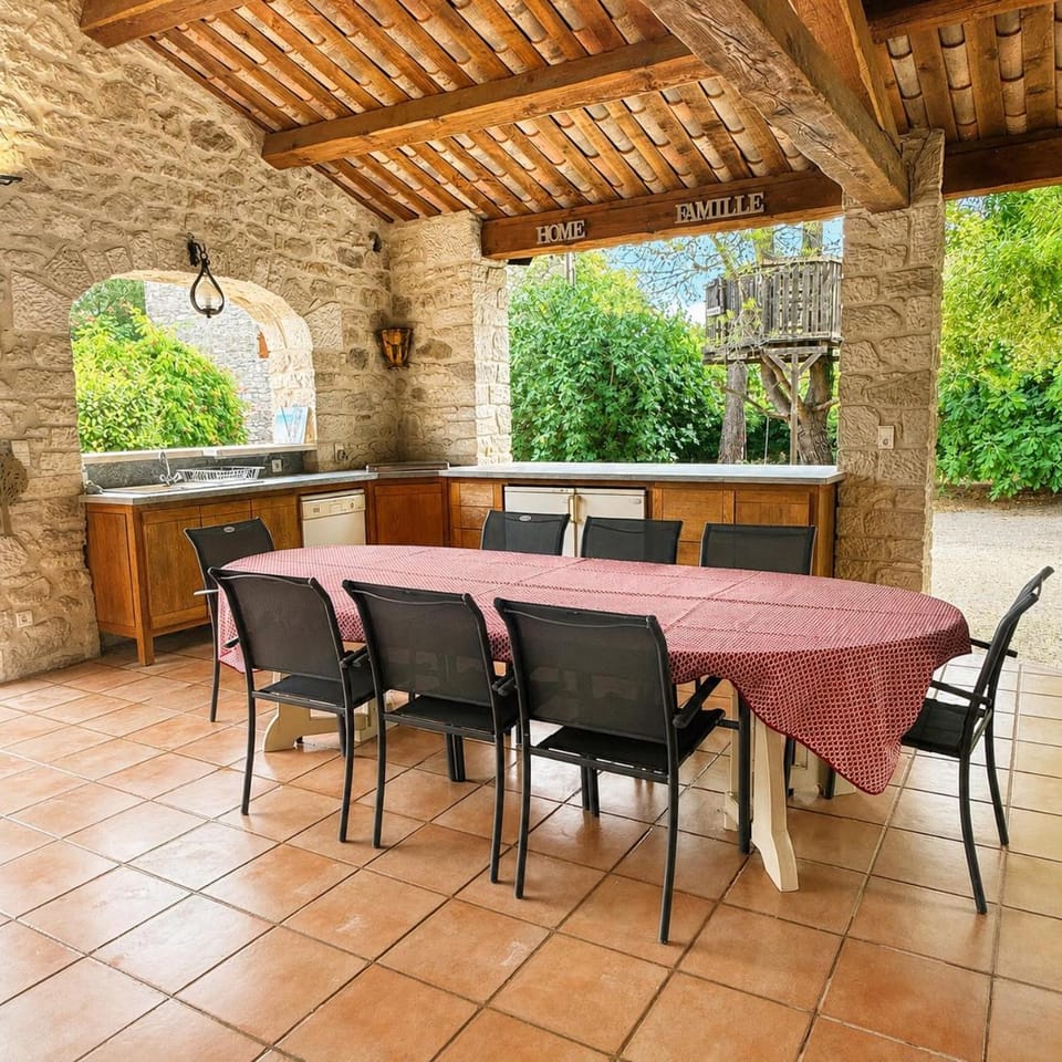 Patio, Day, BBQ facilities, Dining area, dishwasher, kitchen