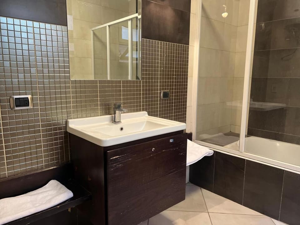 فيلا متميزه الجيزه المهندسين شارع جامعه الدول العربيه Villa in Egypt