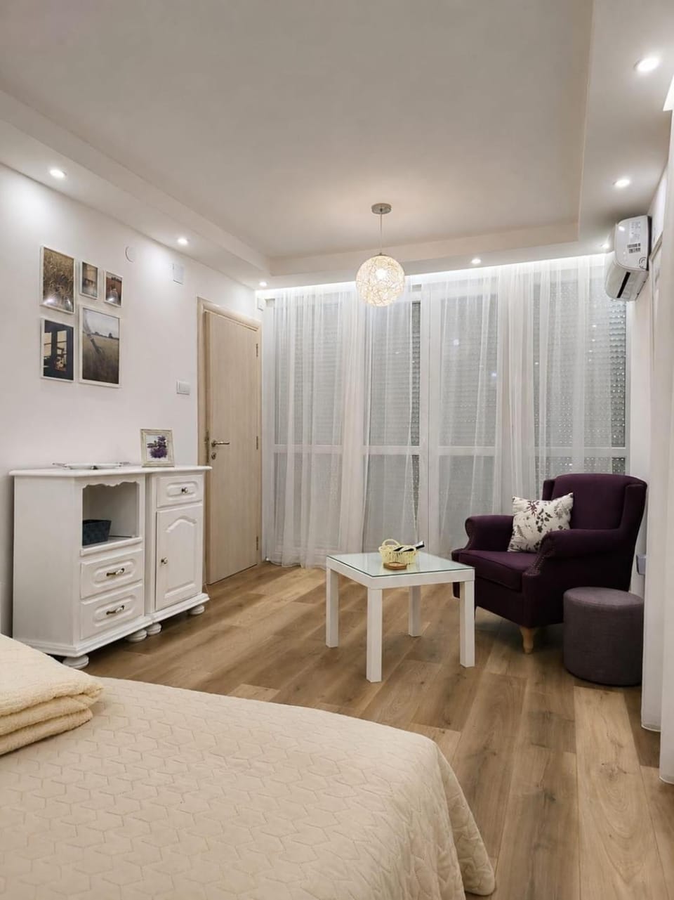TV and multimedia, Seating area, Bedroom