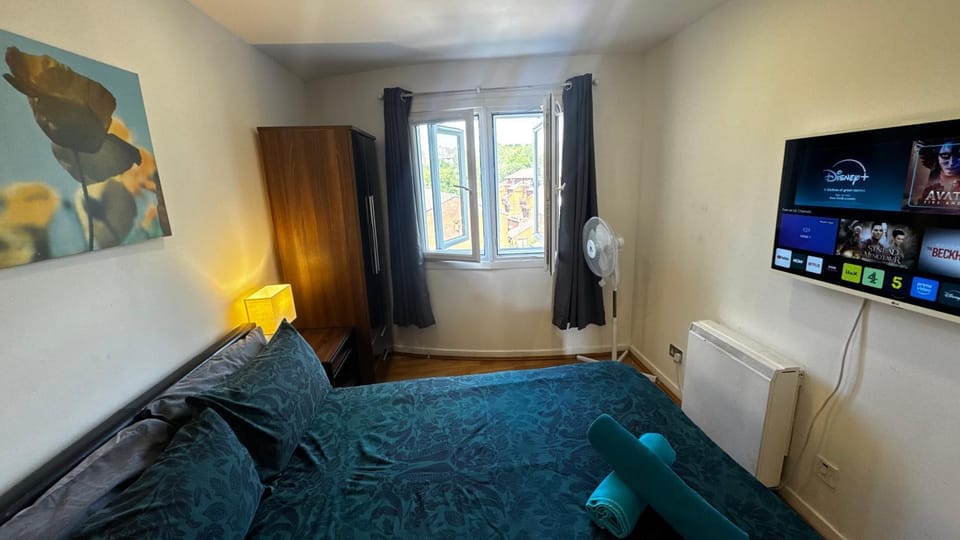 Double room with shared bathroom Vacation rental in London Borough of Camden