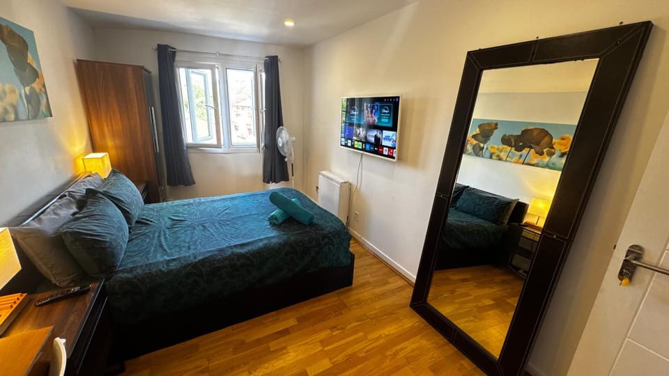 Double room with shared bathroom Vacation rental in London Borough of Camden