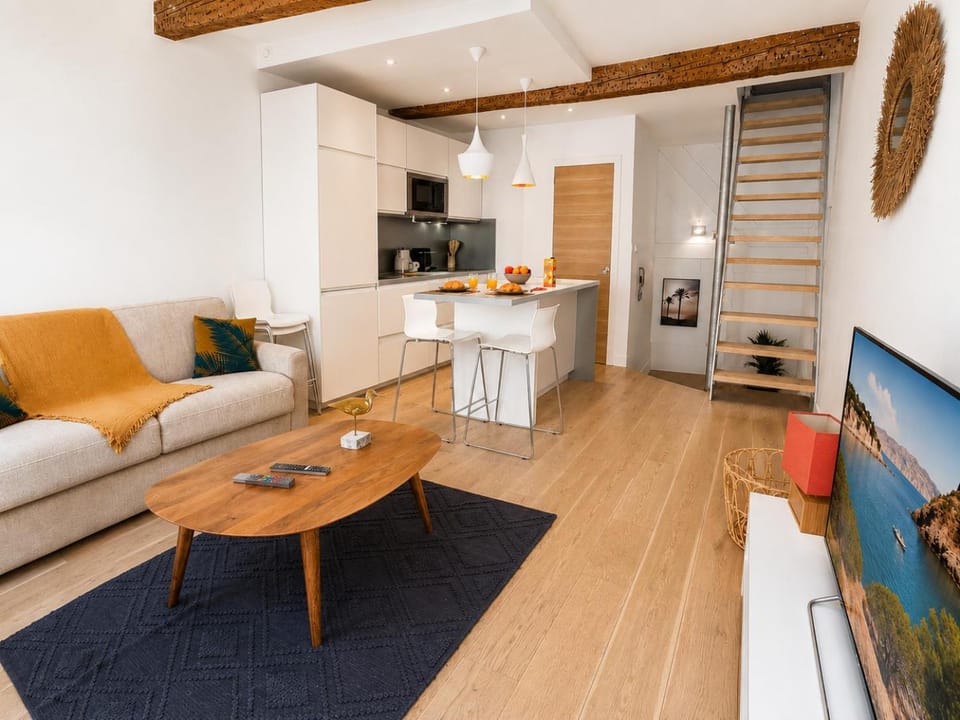 Communal lounge/ TV room, TV and multimedia, Kitchen or kitchenette, Living room, Seating area, Dining area, oven, stove