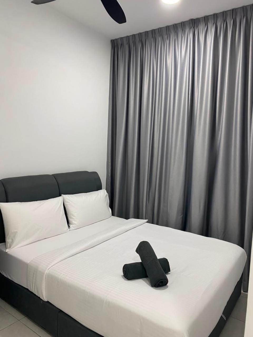 Bed, Bedroom, towels