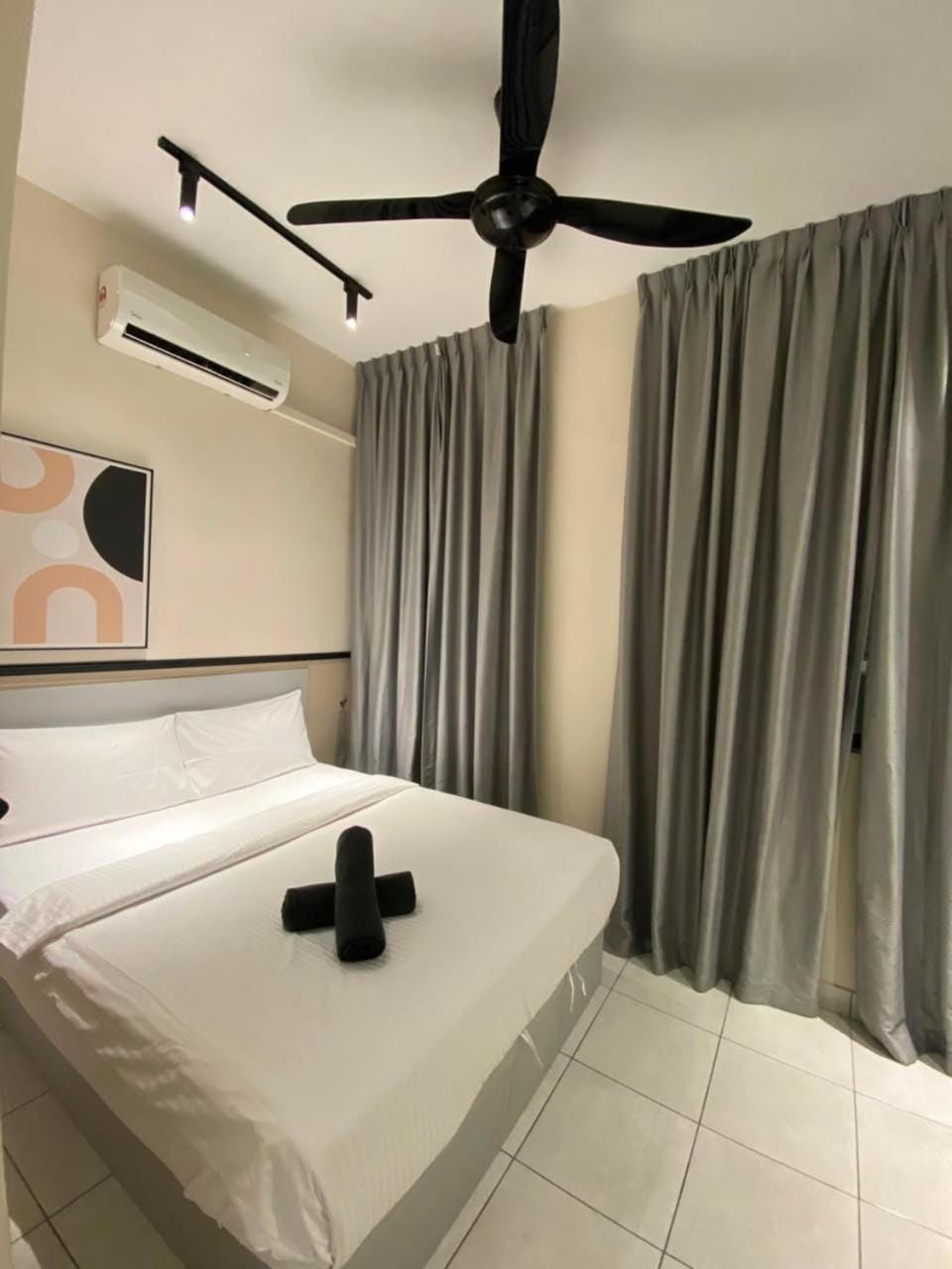 Bed, Bedroom, towels, air conditioner