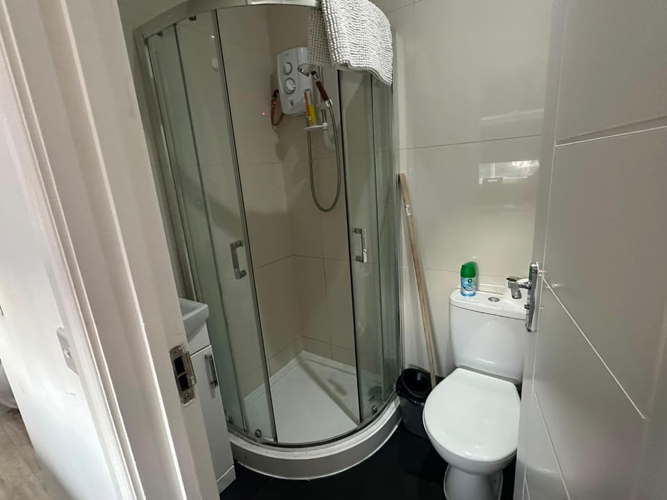 Shower, Toilet, Bathroom, towels