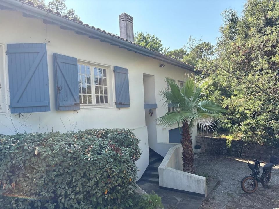 Beach, lake and city center within walking distance, large terrace House in Hossegor