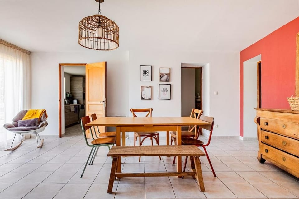 Seating area, Dining area