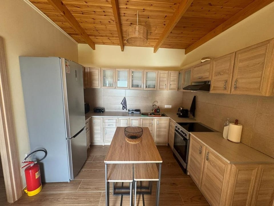 Coffee/tea facilities, Kitchen or kitchenette, oven, stove, toaster