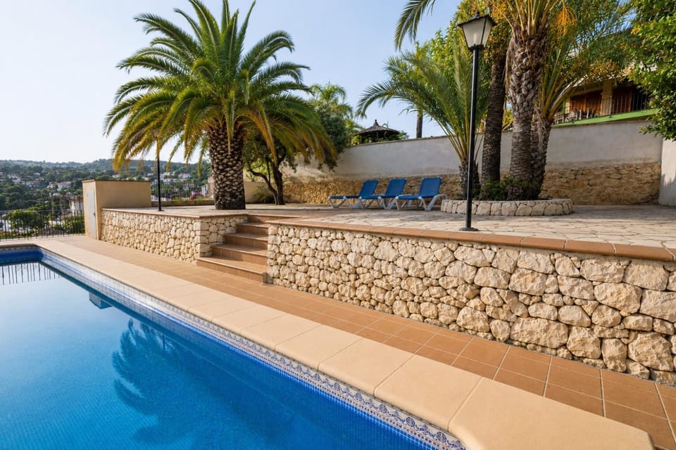 Property building, Day, Pool view, Swimming pool, sunbed