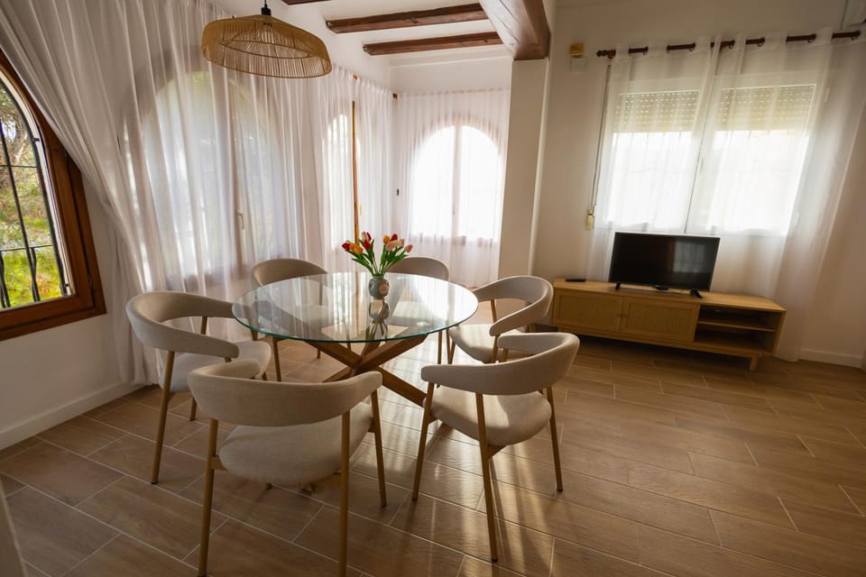 Communal lounge/ TV room, TV and multimedia, Living room, Seating area, Dining area, Evening entertainment