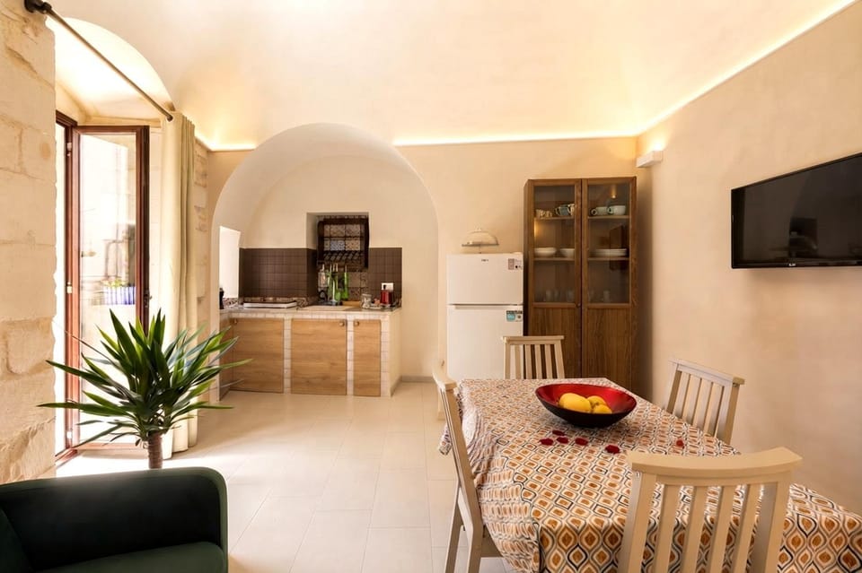 TV and multimedia, Kitchen or kitchenette, Photo of the whole room, Dining area