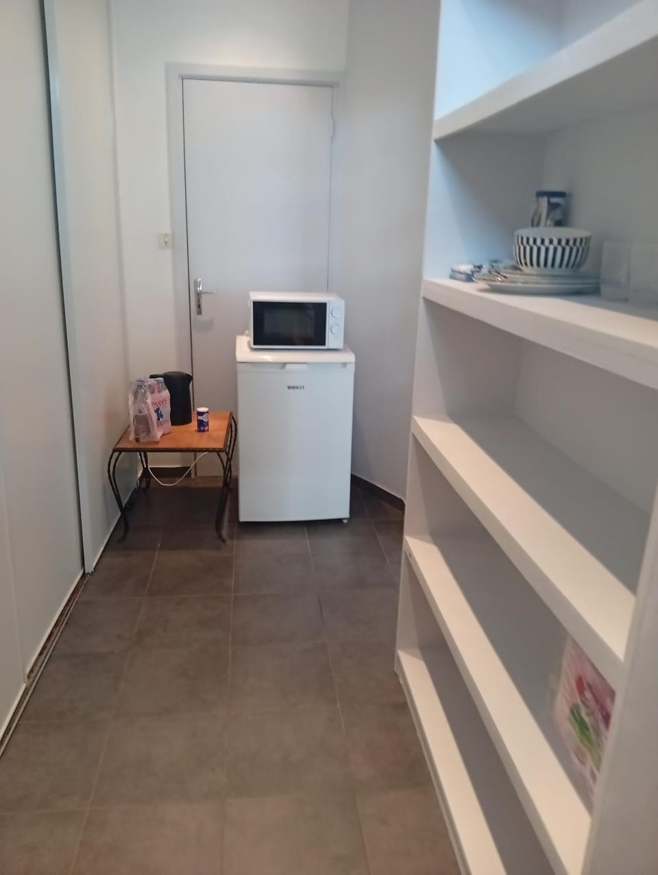 Kitchen or kitchenette, minibar