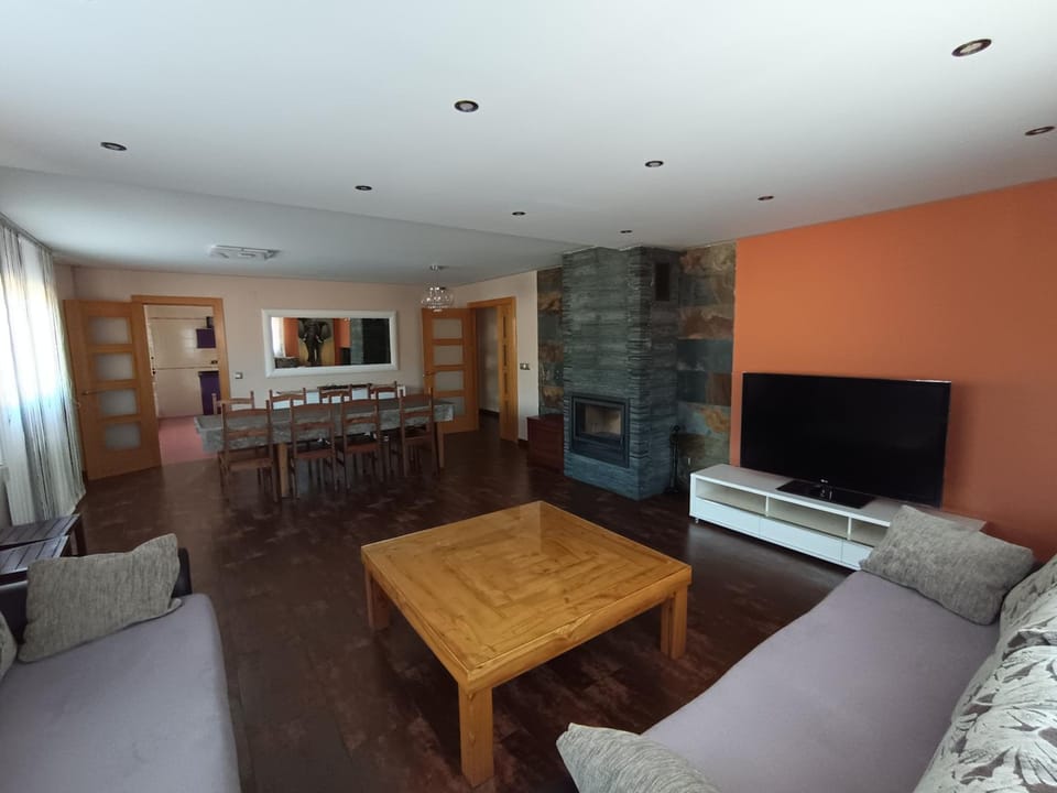 Communal lounge/ TV room, TV and multimedia, Living room, Dining area