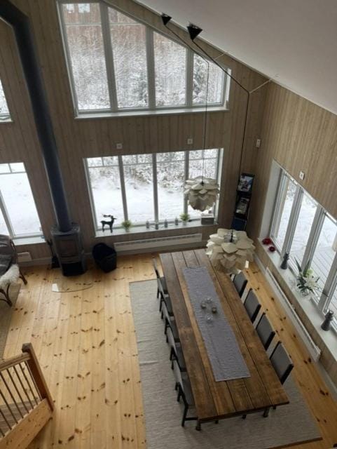 Photo of the whole room, Dining area