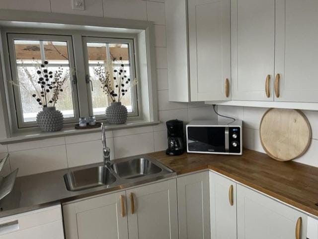 Coffee/tea facilities, dishwasher, microwave, oven, stove, toaster, kitchen