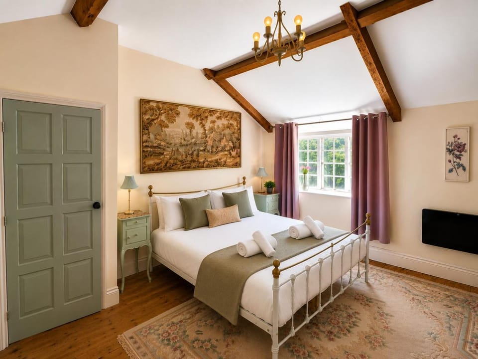 Bed, Photo of the whole room, Bedroom