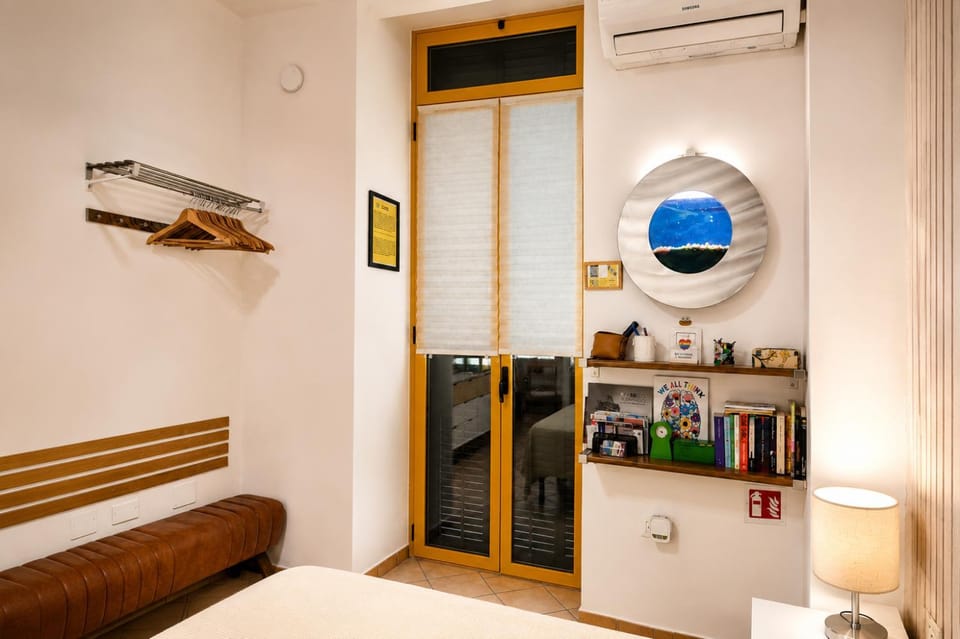 Bed, Living room, Photo of the whole room, Bedroom, air conditioner