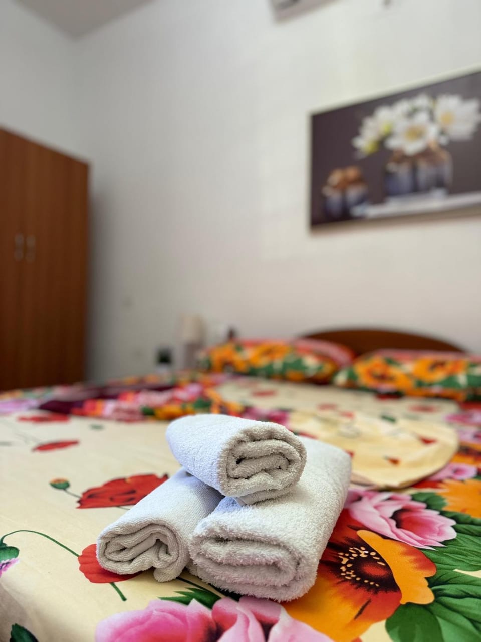 Bed, Photo of the whole room, Bedroom, towels