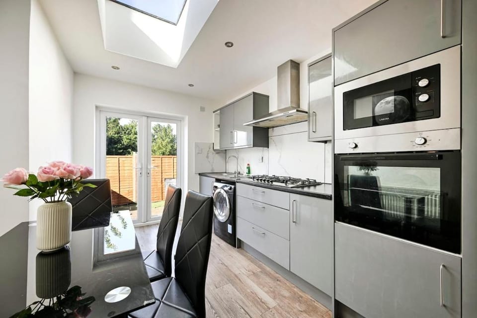 Kitchen or kitchenette, Dining area, oven