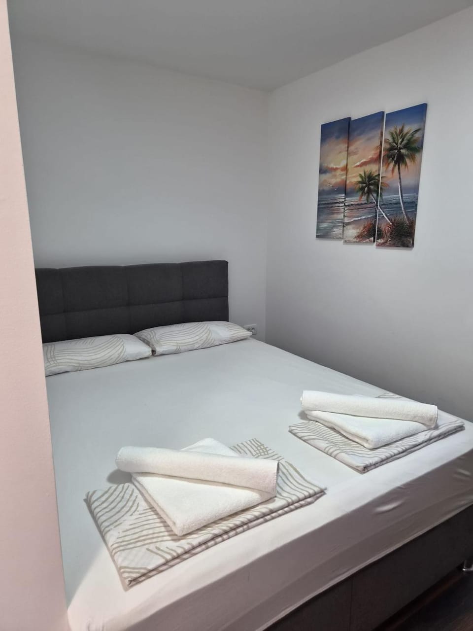 Bed, Photo of the whole room, Bedroom, towels