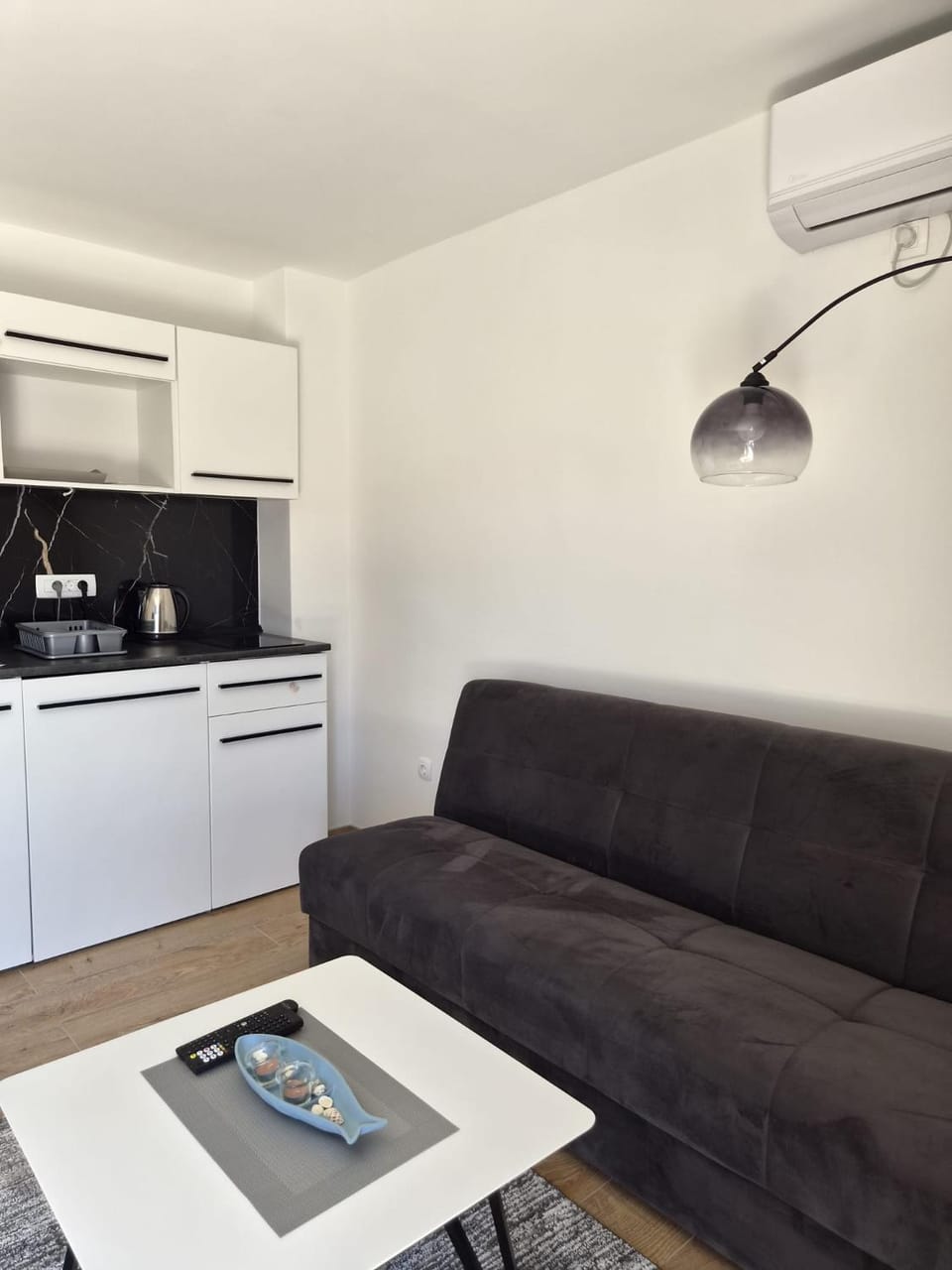 Kitchen or kitchenette, Living room, Seating area, pet friendly, stove, air conditioner
