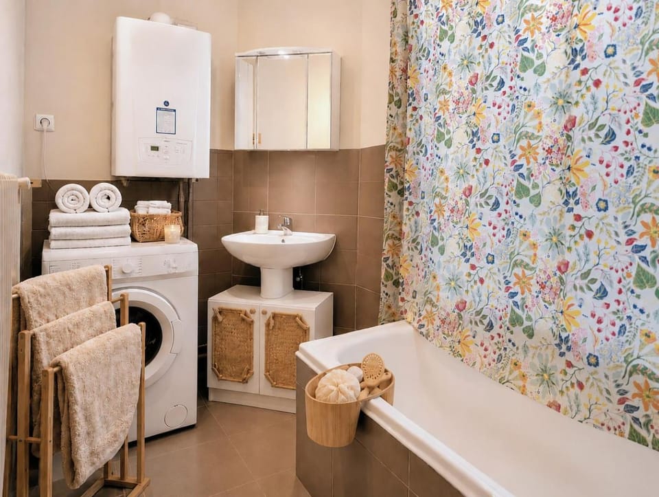 Bathroom, Bath, towels
