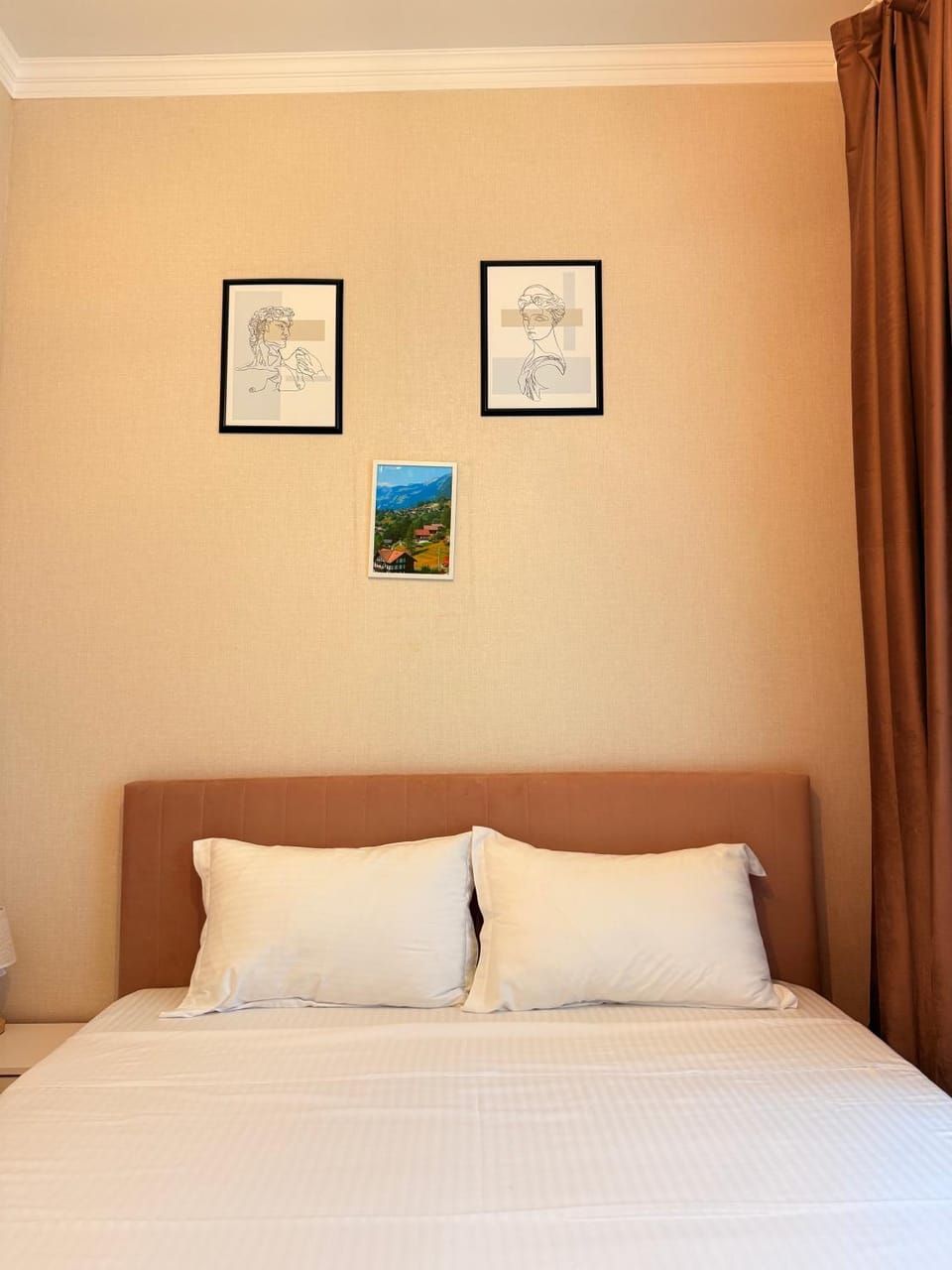 Property building, Facade/entrance, Bed, Photo of the whole room, Bedroom, Location
