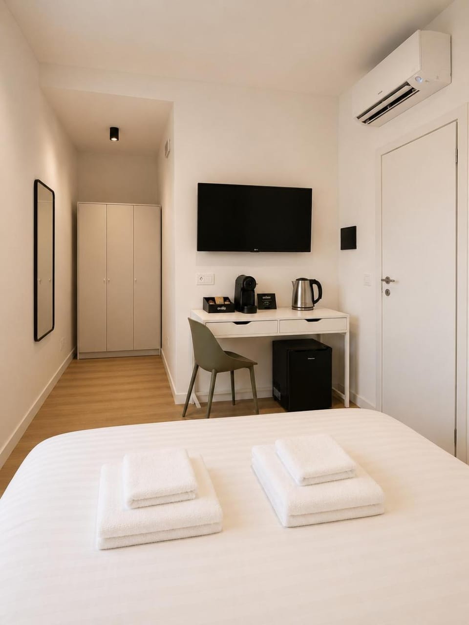Photo of the whole room, Bedroom