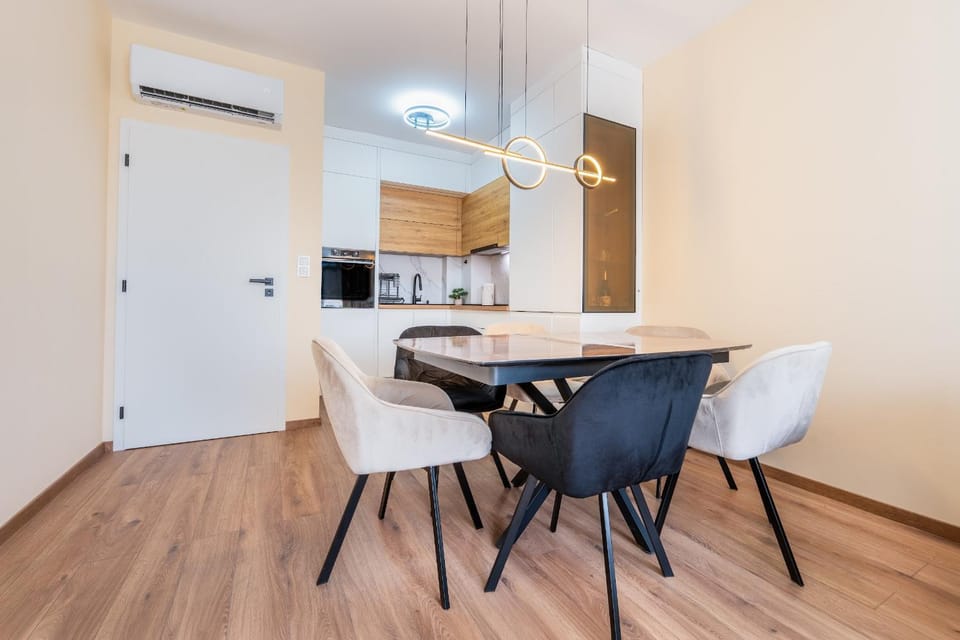 Kitchen or kitchenette, Dining area, oven, air conditioner