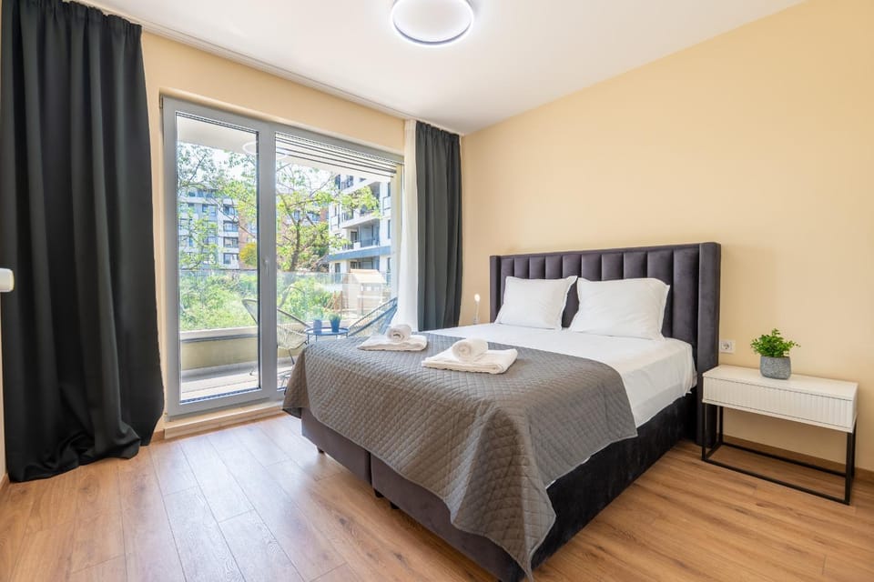 Bed, Balcony/Terrace, Seating area, Bedroom, towels